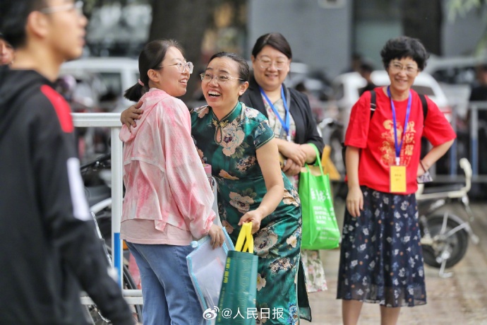 玉渊谭天：图解军警协同如何剑指“台独”　　当前中国养护资金保障能力不足问题在各省份普遍存在。2023年6月，交通运输部规划研究院刘颖等人在《交通运输部管理干部学院学报》上发表了《关于新时期强化公路养护资金保障的调查研究》一文，文中称，“贵州省每年可筹集农村公路养护工程资金约11.1亿元，年均养护工程缺口资金达64.7亿元。广西普通国省干线公路预计日常养护资金需求73万元/公里，实际投入为3.5万元/公里，远远不能满足养护的实际需求。”