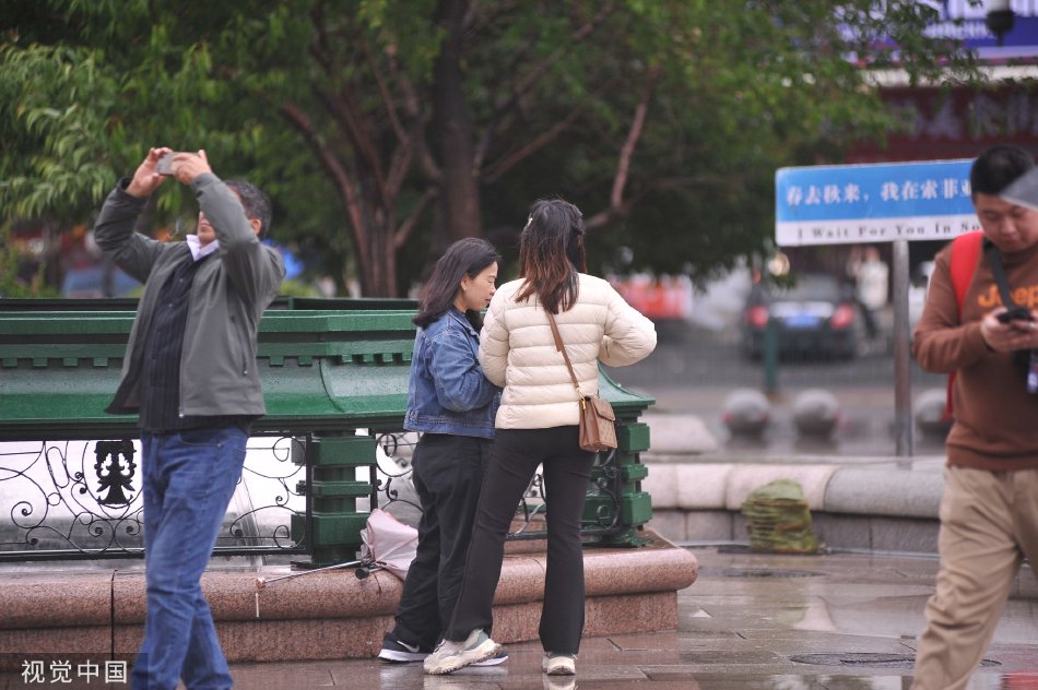 a股主要指数震荡调整 六月市场或进入基本面验证期　　六名被指明的有关潜逃者包括男子罗冠聪、男子蒙兆达、男子刘祖廸、男子郑文杰、男子霍嘉志及男子蔡明达，各人在窜逃英国后仍继续从事危害国家安全的行为和活动，香港警方遂依法向法院申请拘捕令，并分别于2023年7月及12月通缉各人。
